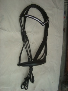 Bridon de cheval noir en cuir DD de qualité supérieure, fabriqué en Inde, avec frontale en cristal en forme de V, vente en gros, très demandé pour l'équitation - Product Image 2