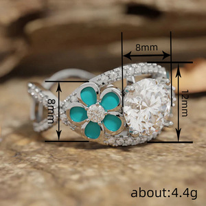 Anello di Fidanzamento T0908 con Diamante a Fiore in Oro Bianco, Taglio Brillante Rotondo, Montatura a Pavé, Gioielleria Fine da Donna - Product Image 4