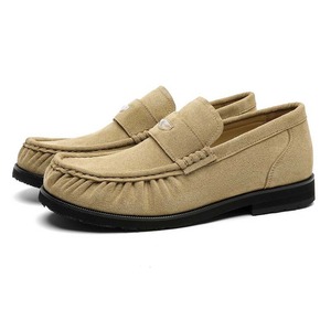 Mocasines retro plisados, elegantes zapatos de hombre para uso formal en negocios, zapatos de cuero cómodos de una pieza con suela ancha y sin cordones. - Product Image 5