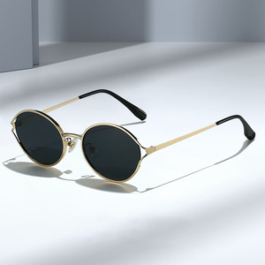 Lunettes de soleil à monture complète circulaire, monture dorée, verres noirs, protection UV400, unisexe, tendance, pour les voyages et les soirées - Product Image 1