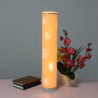 Lampe d'angle sur pied moderne à LED avec télécommande, intensité réglable et abat-jour noir