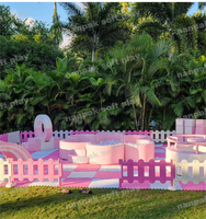 Ensemble d'équipements de jeux gonflables pastel rose avec château gonflable, piscine à balles fleurie et manège pour enfants, idéal pour la location de fêtes d'anniversaire