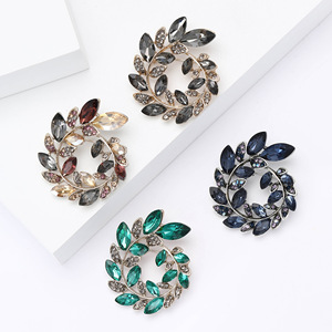 <span class=keywords><strong>Broche</strong></span> Couronne d'<span class=keywords><strong>Olivier</strong></span> en Métal Exquis avec Strass, Plaqué Or, Forme Végétale, Entièrement Sertie de Diamants, pour Vente en Gros de Bijoux - Product Image 2
