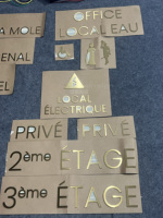 Enseigne personnalisée en titane plaqué or, 3 mm d'épaisseur, avec support adhésif intégral, logo plaqué haut de gamme pour mur/vitrine