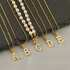 Amuleto con Letra en Forma de Concha |   Colgante de Acero Inoxidable con Baño de Oro PVD de 18K y Letra Inicial de Concha Natural |   Impermeable e Hipoalergénico - Product Image 5