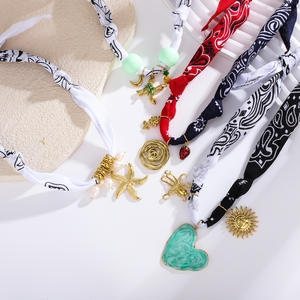 Collier tendance 2025 en foulard de soie de style bohème avec pendentif en forme de cœur en acier inoxydable - Product Image 2