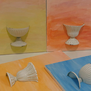 Vase mural en céramique rond blanc style rustique pour décoration florale d'événements et de célébrations - Product Image 1