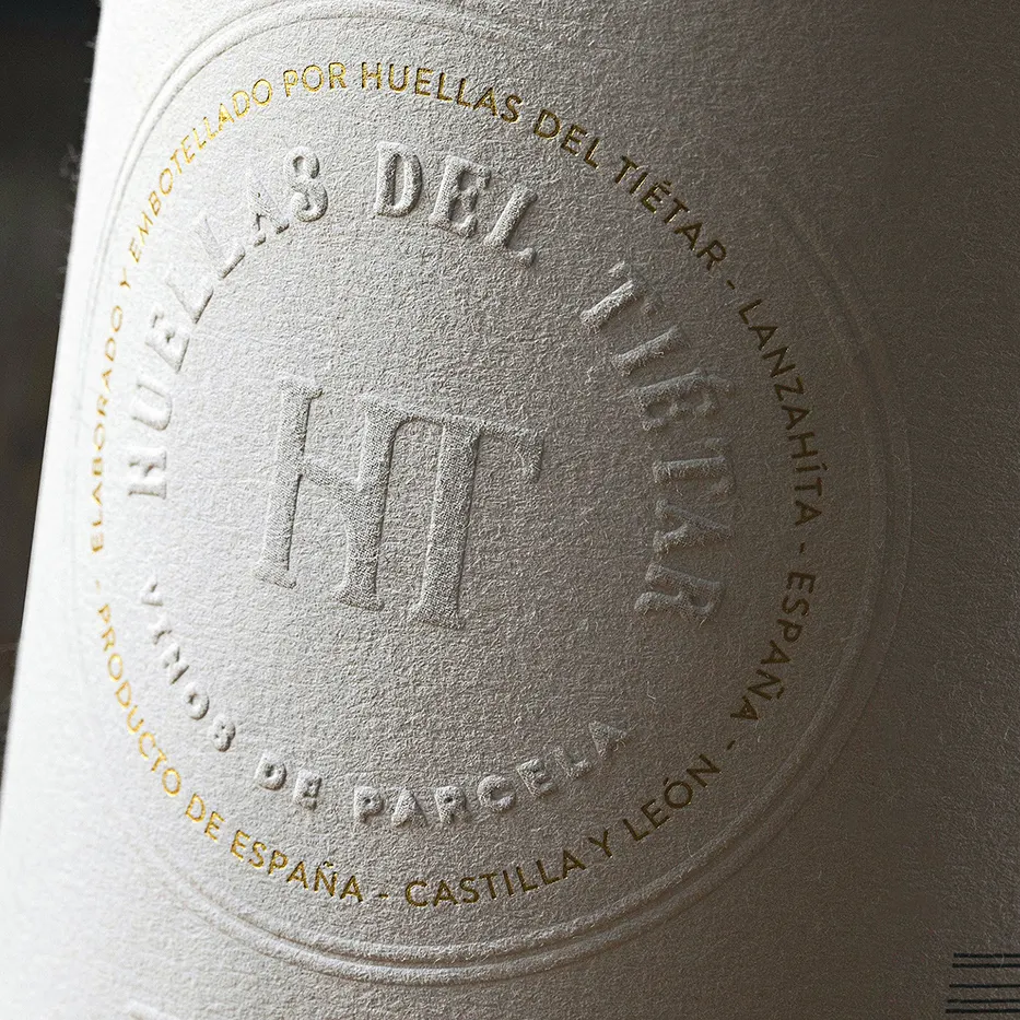 Étiquettes imprimées gaufrées en feuille d'or de qualité supérieure personnalisées Autocollants en papier texturé imperméable pour étiquettes d'emballage de bouteilles de vin rouge