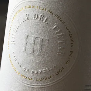 Etichette stampate in goffratura con lamina d'oro Premium personalizzate adesivi in carta testurizzata impermeabile per bottiglie di vino rosso etichette di imballaggio