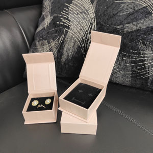 Caja de Joyería Beige de Boutique |   Estuche Magnético <span class=keywords><strong>con</strong></span> Espuma y Bolsas Protectoras |   Fabricante de Calidad - Product Image 2
