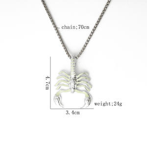 Collares con colgante de escorpión de <span class=keywords><strong>rey</strong></span> luminoso de Halloween que brillan en la oscuridad, collar creativo de acero inoxidable de escorpión - Product Image 6