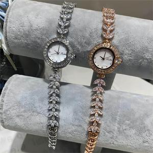 Reloj de Lujo para Mujer con Cristales, Brazalete con Diseño de Hoja, Bisel Completamente Adornado con Pedrería, Esfera de Nácar, Reloj de Pulsera de Cuarzo - Product Image 1
