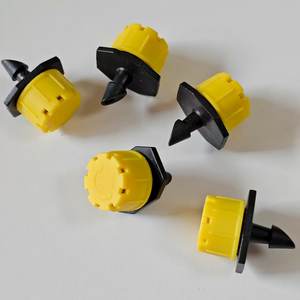 Goteador de flujo ajustable con tapa roja pequeña de ocho orificios. Venta directa de fábrica. Gotero de microrriego de plástico rojo para jardinería. - Product Image 6