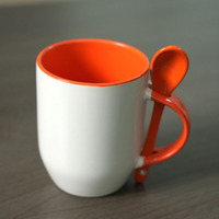 Vente en gros de tasses à thé en céramique de luxe pour Halloween, gravées, grandes, avec sublimation florale, logo personnalisé, compatibles lave-vaisselle et micro-ondes, personnalisables