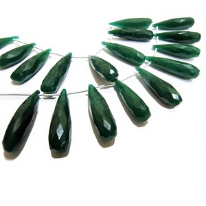 Cuentas de Esmeralda Facetadas en Forma de Lágrima, Color Verde, 1 Pulgada de Largo, 8 Pulgadas de Cuerda - Product Image 1
