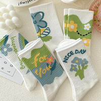 Nouvelles chaussettes blanches pour femmes, mignonnes, motif de fleur de dessin animé, douces et respirantes, en coton, 2023