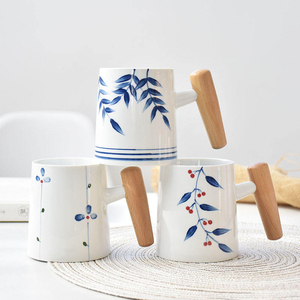 Mug en céramique peint à la main avec logo imprimé, poignée en bois, motif dessin animé, porcelaine blanche, 201-300 ml, compatible lave-vaisselle et micro-ondes, idéal pour les fêtes - Product Image 2