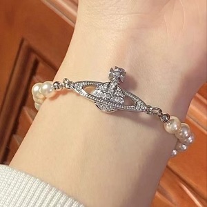 [Live-Docking] Western Queen Mother Shanwei Imitationsperlen-Armband mit Galvanisierung für Damen, Kreuz-Saturn-Design, Fabrik-Großhandel - Product Image 2