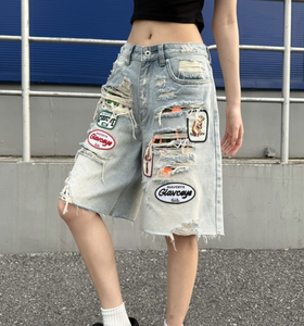 Shorts décontractés anti-plis imperméables à bords effilochés et coupe droite ample pour hommes et femmes, avec détails déchirés et effet badge. - Product Image 4
