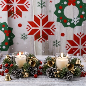 Corona Navideña Artificial de Plástico con Bayas Rojas, Decoración para Fiestas Navideñas - Product Image 4