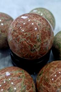 Esfera de Piedra Unakita Natural Pulida de Calidad de Exportación para Sanación con Reiki, Trabajo Energético Espiritual y Meditación, Disponible para la Venta - Product Image 2