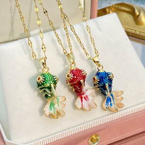 Collier en acier inoxydable fait à la main avec pendentif en forme de petit <span class=keywords><strong>poisson</strong></span> <span class=keywords><strong>rouge</strong></span> traditionnel en os de serpent Koi multicolore exquis - Product Image 1