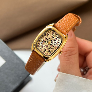 Montre à quartz élégante pour femme avec cadran léopard, boîtier doré, bracelet en cuir, design rectangulaire analogique avec chiffres romains, design tendance - Product Image 3