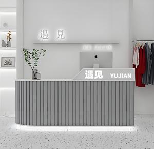 Comptoir de réception minimaliste blanc avec finition en métal acrylique et éclairage LED pour bureau, hall d'hôtel, salon de beauté - Product Image 6