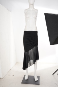 Jupe mi-longue asymétrique noire pour femme avec ourlet en maille froncée et décoration florale 3D, drapée et transparente, élégante pour les soirées et clubs - Product Image 6