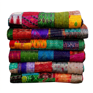 Couette Vintage en soie, Sari en Patchwork de Kantha, couverture - Product Image 1