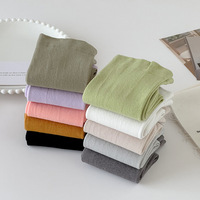 Vente en gros de chaussettes d'été décontractées mi-tube pour femmes, nouveau coton coloré et respirant, longueur d'équipage confortable avec logo sur les poignets.