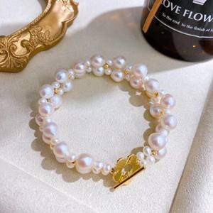 Bracelet à double chaîne pour femmes, vente chaude, perles d'eau douce de luxe, colliers superposés tendance - Product Image 3