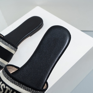 Vente en Gros Sandales Plates Brodées de Créateur Nouveauté Été pour l'Extérieur Mules Plates Brodées pour Femme - Product Image 4