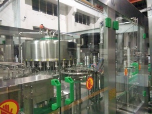 Máquina Automática Eléctrica <span class=keywords><strong>de</strong></span> Llenado y Empaquetado <span class=keywords><strong>de</strong></span> Bebidas con Control PLC, Alta Capacidad 6000-8000 BPH, Componentes <span class=keywords><strong>de</strong></span> Engranajes y Rodamientos - Product Image 2