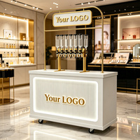 Table mobile pliable en bois massif et fer forgé pour présentoir de parfums en showroom et en magasin de détail