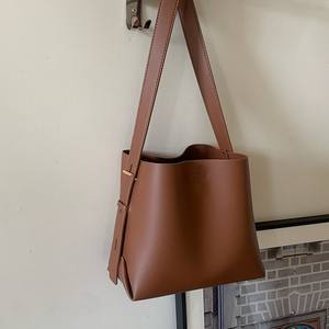 Bolso Tipo Cubo para Mujer, Cuero Marrón, Cierre Magnético, Bolso de Hombro, Uso Diario, Gran Capacidad, Otoño 2025 - Product Image 1