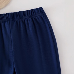 Conjunto de ropa para niñas, camiseta de manga corta con estampado de lazo <span class=keywords><strong>y</strong></span> ribete en contraste, pantalones acampanados, conjunto de <span class=keywords><strong>dos</strong></span> piezas para niñas pequeñas - Product Image 4