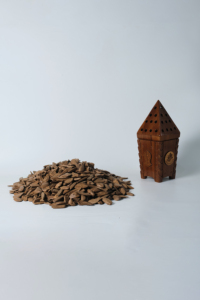 Varilla de madera exótica Kayu Sanai impregnada con extracto de azafrán para rituales tradicionales de incienso aromático No 53 - Product Image 3