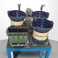 Machine d'assemblage automatique de broches avec plusieurs alimentateurs vibrants et système PLC