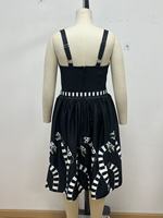 Nouvelle Robe Bretelles Mi-Longue Vintage Décontractée et Tendance pour Femme, à Rayures Noires et Blanches avec Imprimé Serpent Contrastant et Lacets