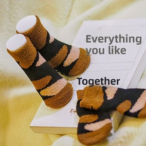 Jianbo 1 Chaussettes d'hiver en tricot épais pour animaux de compagnie Impression solide Famille de chiens Résistant à l'usure Antidérapant pour une meilleure <span class=keywords><strong>protection</strong></span> des pattes - Product Image 4
