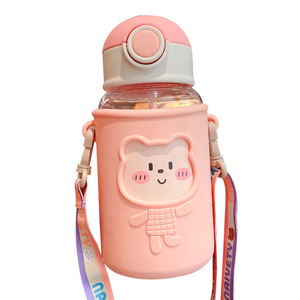 Bouteille d'eau en plastique anti-chute pour enfants avec sangle, motif Aquarius mignon et manchon en silicone, bouteille d'eau à paille avec dessin animé - Product Image 4