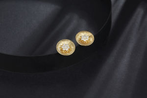 Boucles d'oreilles unisexe en or jaune 18 carats avec diamant Starlight Clous d'oreilles classiques en or 18 carats avec diamant Starlight pour anniversaire de fiançailles - Product Image 4