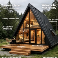 Maison préfabriquée moderne en forme de A, cabane loft, maison modulaire triangulaire, villa de luxe en structure acier avec terrasse et mur en verre