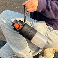Bouteille d'eau en plastique mate de qualité alimentaire, soigneusement sélectionnée, avec couvercle et sangle de transport, idéale pour le sport et le fitness, pour boire directement.
