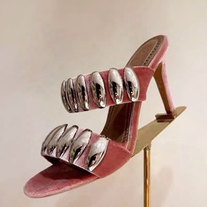 Sandalias de tacón alto y fino de gamuza personalizadas para mujer con doble hebilla metálica, estilo mule y tacón de aguja - Product Image 4