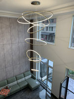 Villa duplex, salon à plafond haut, style moderne minimaliste, espace ouvert, escalier circulaire creux, lustre en acier inoxydable doré