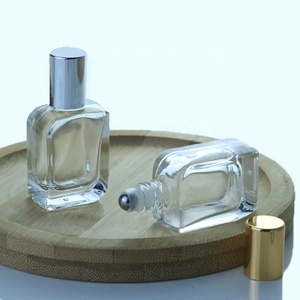 2025 nuovo Design quadrato da 10ml bottiglia di vetro per profumo di olio essenziale trasparente Roll-on con sfera in metallo (NRB02) - Product Image 3