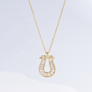 Collar con colgante de herradura de latón chapado en oro de 14k al por mayor, estilo clásico para mujer, con circonita cúbica talla baguette y cadena cubana. - Product Image 1