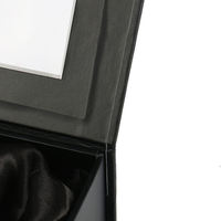 Caja de Regalo de Cartón Rígido con Tapa Abatible Roja Premium, Empaque Personalizado con Logotipo Estampado en Caliente, Ventana Transparente e Inserto de Espuma